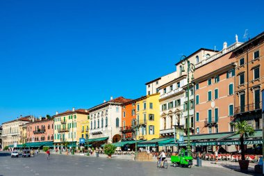 Verona, İtalya - 4 Ağustos 2009: İnsanlar İtalya 'nın Verona kentindeki eski Roma amfitiyatrosundaki Piazza Bra' da öğleden sonranın tadını çıkarıyorlar..