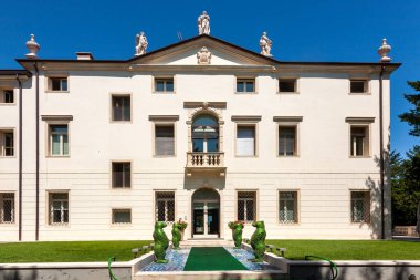 Vicenza, İtalya - 4 Ağustos 2009: Vicenza 'da Villa alla scalette ön cephesi. Villa, atölye Medini 'nin sanat eserlerine ev sahipliği yapıyor..