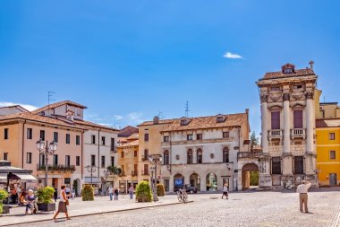 Vicenza, İtalya - 4 Ağustos 2009: Andrea Palladio, Vicenza, Veneto, İtalya 'nın Piazza Castello' daki Palazzo Porto 'nun önündeki pazar meydanı boyunca yürüyen insanlar.