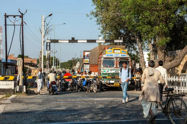 Fathepur Sikri, Hindistan - 16 Kasım 2011: Bir tren geçidinde insanlar geçen trenin yolculuğuna devam etmesini bekliyor.