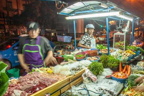 Bangkok Thailand December 2009 Voedselverkoper Nachtmarkt Langs Straat Bieden Vers — Stockfoto