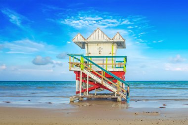 Miami sahilinin güney sahilindeki manzaralı cankurtaran kulesi Miami, ABD