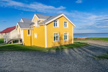 İzlanda 'nın ıssız bir yerinde güneşli bir arazide kır oteli.