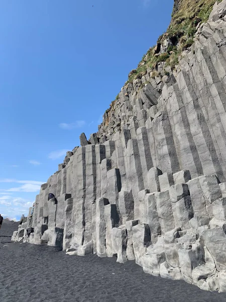 位于里尼斯法哈拉的玄武岩柱 冰岛著名的黑色海滩 靠近维凯迈达尔 形成了完美的几何背景图案 — 图库照片