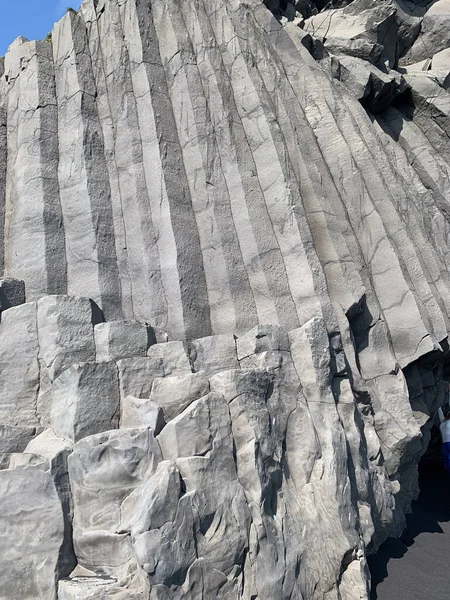 アイスランドの有名な黒いビーチであるレイニス フィハラのバサルトの柱は ヴァイク ミラダの近くにあり 完璧な幾何学的背景パターンを形成しています — ストック写真