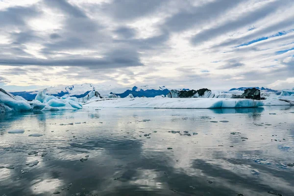 Blauwe Ijsbergen Oceaanwater Gletsjer Ijsdrift Bij Calm Water Pure Ijsbrokken — Stockfoto