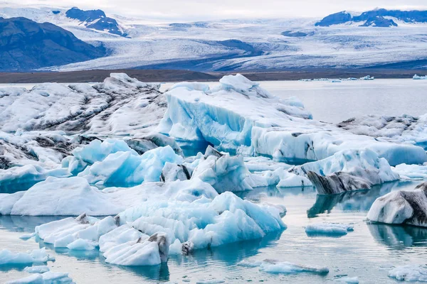 Blauwe Ijsbergen Oceaanwater Gletsjer Ijsdrift Bij Calm Water Pure Ijsbrokken — Stockfoto