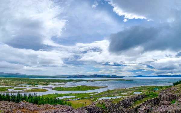 Malebná Přírodní Nedotčená Venkovská Zelená Krajina Islandu Malebnou Tvorbou Mraků — Stock fotografie