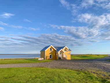 Hali, İzlanda - 18 Temmuz 2023: Hali kır oteli İzlanda 'nın güneşli topraklarında Atlantik' in manzaralı manzarası