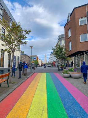 Reykjavik, İzlanda - 13 Temmuz 2023: Hallgrimfrikja kilisesine giden en işlek caddelerden biri olan Sklavrustgur caddesinden Gay Pride gökkuşağı. Bir zamanlar Reykjavik Gurur haftası için boyanmıştı, artık kalıcı.