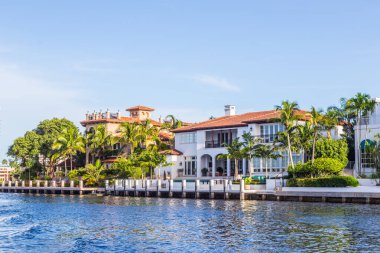 Fort Lauderdale, Amerika Birleşik Devletleri - 20 Ağustos 2014: Lüks waterfront ev Fort Lauderdale, ABD. Şehir sınırları içinde su yolları 165 mil ve şehrin yüzde 9,8'i suyla kaplıdır.