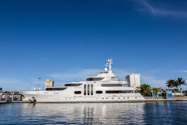 Fort Lauderdale, ABD - 20 Ağustos 2014: Fort Lauderdale, ABD 'deki Fort Lauderdale limanı gibi pahalı büyük motorlu yatları olan lüks rıhtım iskelesi.