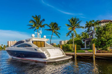 Fort Lauderdale, Amerika Birleşik Devletleri - 20 Ağustos 2014: Waterfront evlerde Fort Lauderdale tekneler. Şehir sınırları içinde su yolları 165 mil.