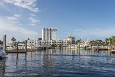 Fort Lauderdale, ABD - 20 Ağustos 2014: Fort Lauderdale, ABD 'de lüks rıhtım ve liman. Şehir sınırları içinde 165 millik su yolları var ve şehrin% 9,8 'i suyla kaplı..