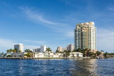 Fort Lauderdale, ABD - 20 Ağustos 2014: Fort Lauderdale, ABD 'deki lüks rıhtım evi. Şehir sınırları içinde 165 millik su yolları var ve şehrin% 9,8 'i suyla kaplı..