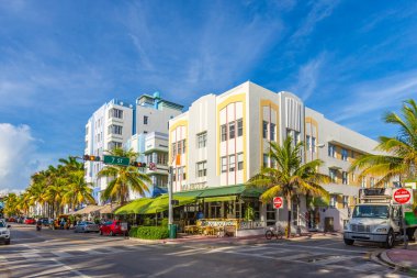 MIAMI, ABD - 20 AUG 2014: Ocean Drive 'da yer alan ve 1930' larda inşa edilen Majestic Hotel Miami, ABD 'de bulunan tipik bir sanat noueau oteli..