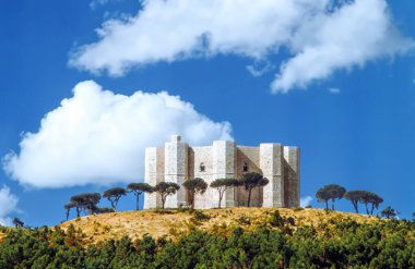 Bari, İtalya - 31 Mayıs 2009: Castel del Monte, İtalya 'nın güneydoğusundaki Apulia bölgesinde ıssız bir tepede yer almaktadır..