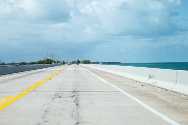 Playa Honda yakınlarındaki anahtarlarla 11 km 'lik köprüye giriyoruz.
