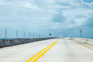Playa Honda yakınlarındaki anahtarlarla 11 km 'lik köprüye giriyoruz.