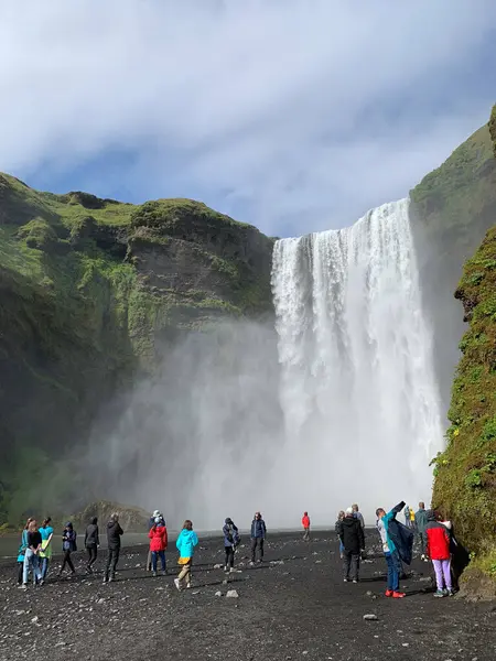 Skogafoss Islândia Julho 2023 Turistas Caminhando Direção Cachoeira Skogafoss Verão — Fotografia de Stock