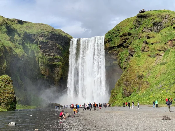 スコガフォス アイスランド 2023 夏のスコガフォス滝に向かって歩く観光客 — ストック写真