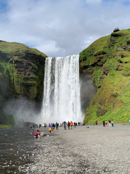 Sk0Gafoss アイスランド 2023 夏のスカガフォス滝に向かって歩く観光客 — ストック写真