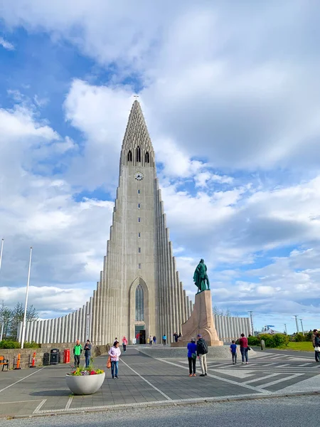 Reykjavik Zlanda Temmuz 2023 Turistler Zlanda Nın Reykjavik Kentindeki Modern — Stok fotoğraf