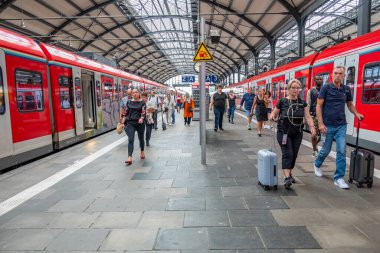 Wiesbaden, Almanya - 16 Ağustos 2023: İnsanlar, Frankfurt Tren İstasyonu 'nun küçük bir kopyası olan Wiesbaden' deki klasik tren istasyonunda kalkış için tren istasyonunda bekliyorlar..