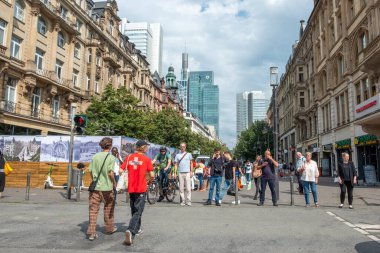 Frankfurt, Almanya - 16 Ağustos 2023: Frankfurt 'taki merkez tren istasyonunun önündeki insanlar ve tren istasyonundaki tarihi Wilhelmenian binalarına bakıyorlar..