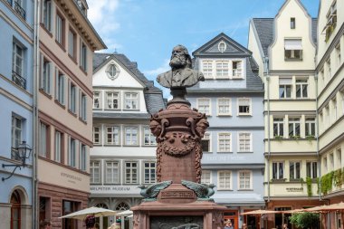 Frankfurt, Almanya - 16 Ağustos 2023: Friedrich Stoltze Brunnen, birçok özgür düşünür ve sosyal yorumcudan biri olan Friedrich Stolze anısına dikilen heykel