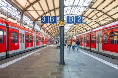 Frankfurt am Main, Almanya - 10 Ağustos 2023: Frankfurt 'taki merkez tren istasyonundaki insanlar.