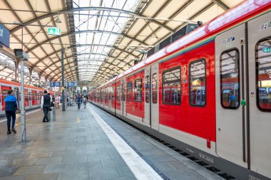 Frankfurt am Main, Almanya - 10 Ağustos 2023: Frankfurt 'taki merkez tren istasyonundaki insanlar.