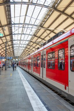 Frankfurt am Main, Almanya - 10 Ağustos 2023: Frankfurt 'taki merkez tren istasyonundaki insanlar.