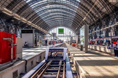 Frankfurt am Main, Almanya - 10 Ağustos 2023: Frankfurt 'taki merkez tren istasyonundaki insanlar.