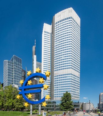 Frankfurt am Main, Almanya - 10 Ağustos 2023: Frankfurt am Main, Almanya şehir merkezindeki Ottmar Hoerl 'in Euro tabelası.