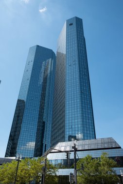 Frankfurt am Main, Almanya - 10 Ağustos 2023: Bankanın genel merkezi olarak hizmet veren Deutsche Bank ikiz kuleleri (Deutsche-Bank-Hochhaus).