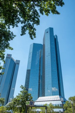 Frankfurt am Main, Almanya - 10 Ağustos 2023: Bankanın genel merkezi olarak hizmet veren Deutsche Bank ikiz kuleleri (Deutsche-Bank-Hochhaus).