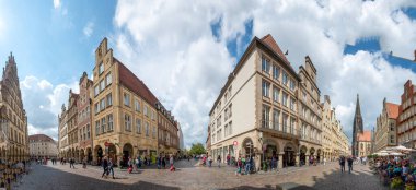 Muenster, Almanya - 5 Ağustos 2023: İnsanlar Almanya 'nın Muenster kentindeki tarihi yazıcıları ziyaret ediyor.
