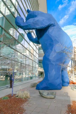 Denver, ABD - 25 Aralık 2019: 15 metre yüksekliğindeki Mavi Ayı 