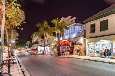 Key West, ABD - 26 Ağustos 2014: insanlar Key West 'in ana caddesinde geceleri dükkanlarıyla yürüyorlar. Manzaralı ana cadde turistler için ana alışveriş alanı..