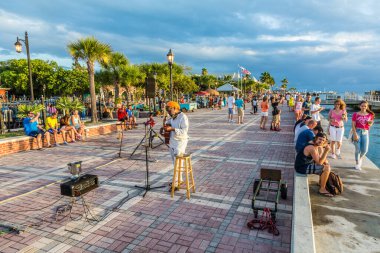 Key West, ABD - 26 Ağustos 2014: İnsanlar Key West, ABD 'deki Mallory Meydanı' nda günbatımının tadını çıkarıyorlar. Burası Key West 'in en popüler gün batımı noktası..