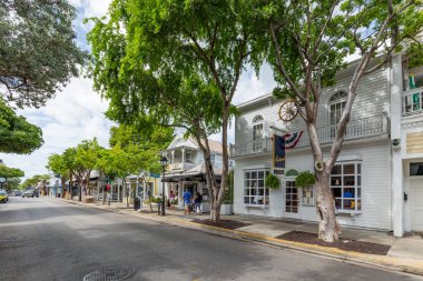 Key West, ABD - 26 Ağustos 2014: Key West Duval Caddesi boyunca tarihi ahşap binalar.
