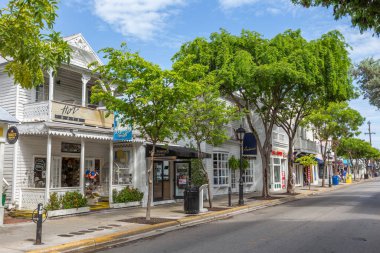 Key West, ABD - 26 Ağustos 2014: Key West Duval Caddesi boyunca tarihi ahşap binalar.