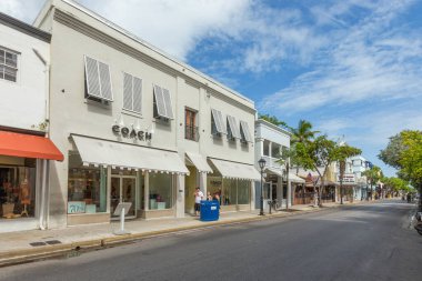 Key West, ABD - 26 Ağustos 2014: Key West Duval Caddesi boyunca tarihi ahşap binalar.