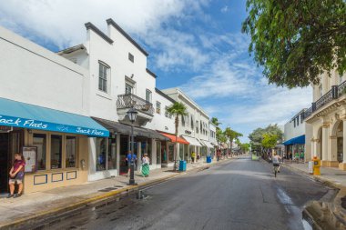 Key West, ABD - 26 Ağustos 2014: Key West Duval Caddesi boyunca tarihi ahşap binalar.