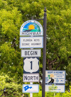 Key West, ABD - 26 Ağustos 2014: Key West 'te Sıfır Mil, Florida' da 1 numaralı otoyol anahtarı.