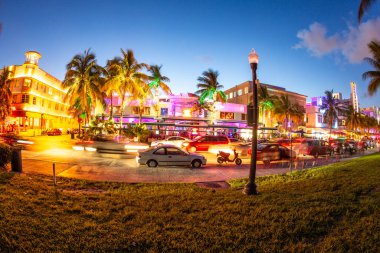 Miami Beach, ABD - 23 Ağustos 2014: Sanat deco bölgesinde sanat deco otelleri ve restoranları ile okyanus gezintisi.