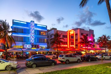 Miami Beach, ABD - 23 Ağustos 2014: Sanat deco bölgesinde sanat deco otelleri ve restoranları ile okyanus gezintisi.