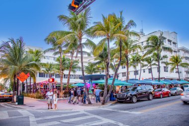 Miami, ABD - 23 Ağustos 2014: Geceleri Ocean Drive 'da palmiye ağaçları ve sanat deco otelleri. Yol Miami, ABD 'deki Güney Sahili' nden geçen ana cadde..