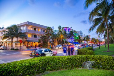 Miami Beach, ABD - 23 Ağustos 2014: Art deco bölgesinde sanat deco otelleri ve restoranları olan ve polis arabasını park eden okyanus manzarası.